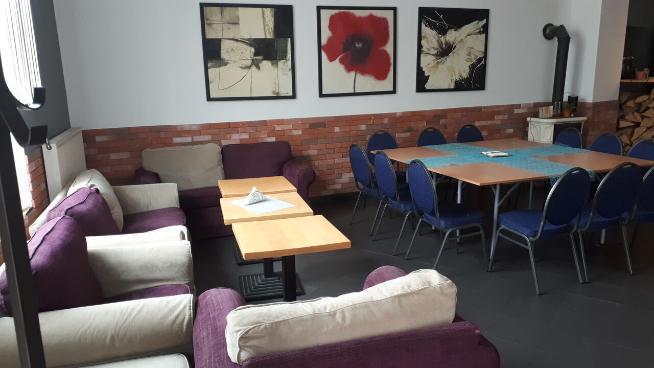 Nasz lokal wewnątrz. Loża i stół na spotkania do 12 osób 