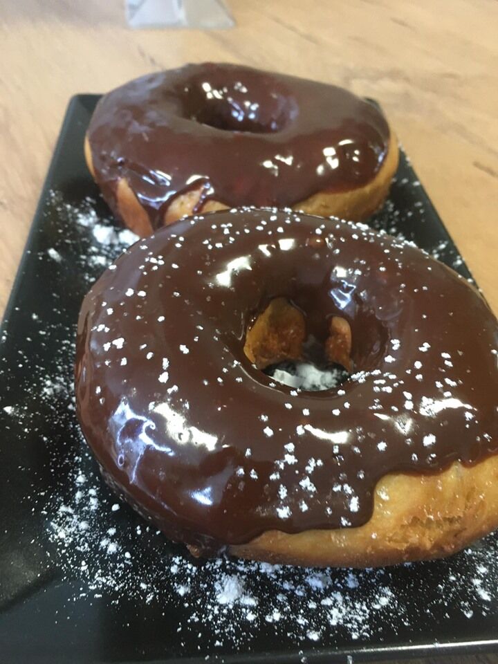 Pyszny deser- pączki w czekoladzie