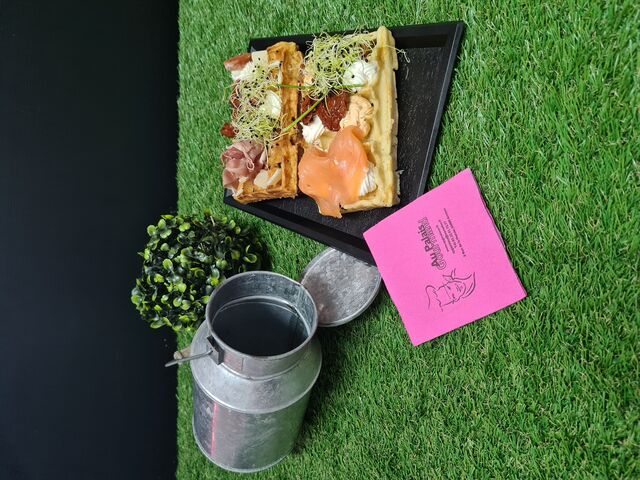 Formule du midi accompagné de sa salade pour une pause rapide n'hésitez à consulter notre carte.