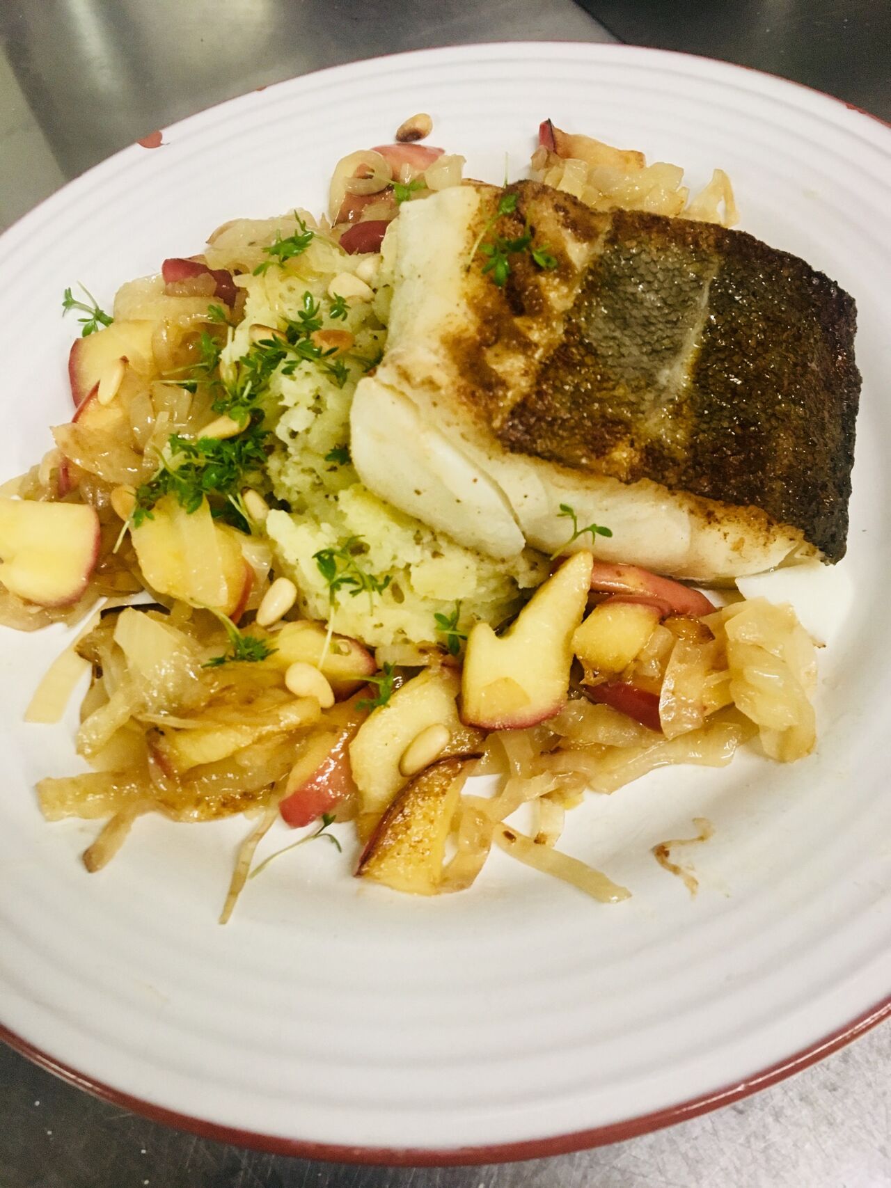 Kabeljau auf Kartoffel-Majoran-Stampf mit gerösteten Äpfeln und Zwiebeln 