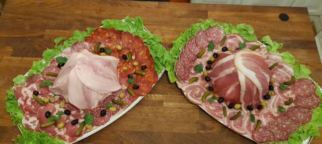 Buffet froid: Jambon cuit, cru, chorizo, coppa, pancetta ,saucisson. 12 € la part ( photo non contractuelle )