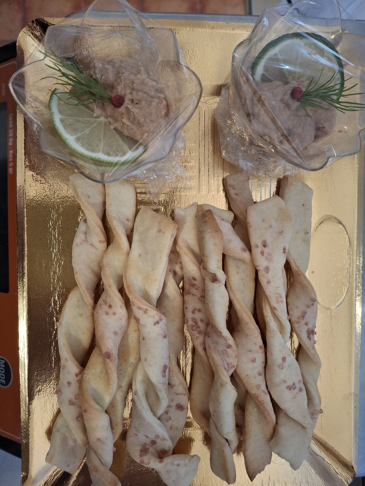 GRISSINI CASERECCI AL SALE ROSSO DI HAWAII CON DELIZIA AL TONNO