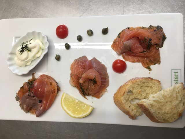 L’assiette de saumon à l’aneth et sa chantilly maison salée 