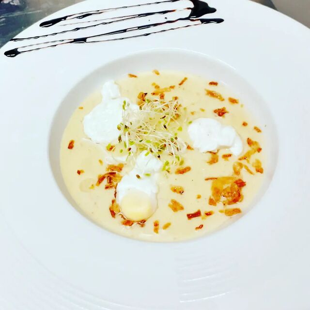 Velouté de lentilles corails, oeufs de caille pochés