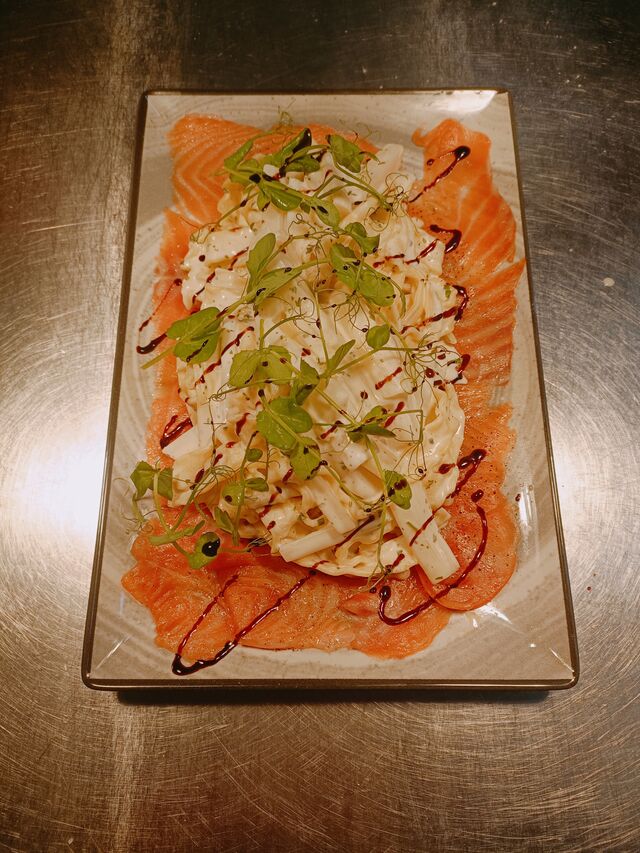 Pasta Carpaccio van verse zalm met asperges