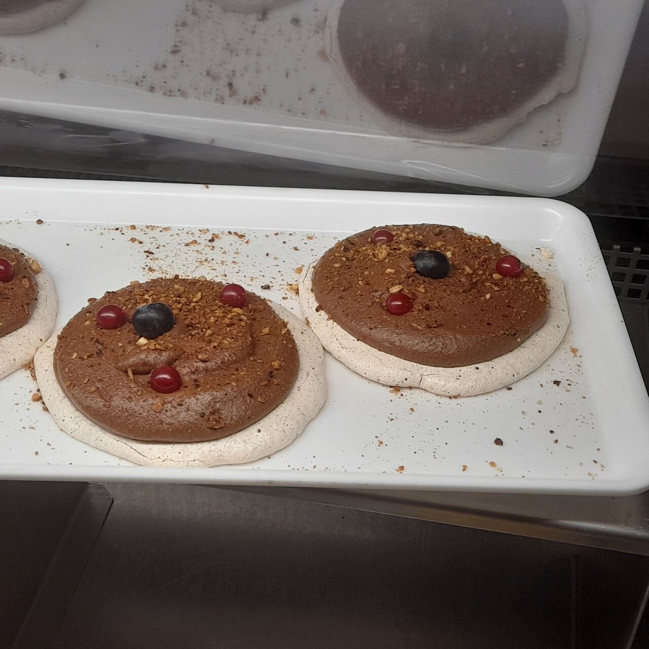 Dessert de Minuit: Macaron , Mousse au chocolat et Noisettes