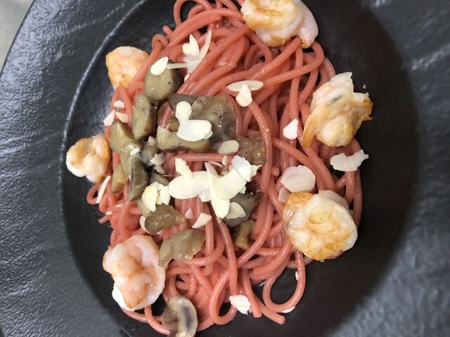 Spaghetti Rossi con mazzancolle , castagne , mandorle 
