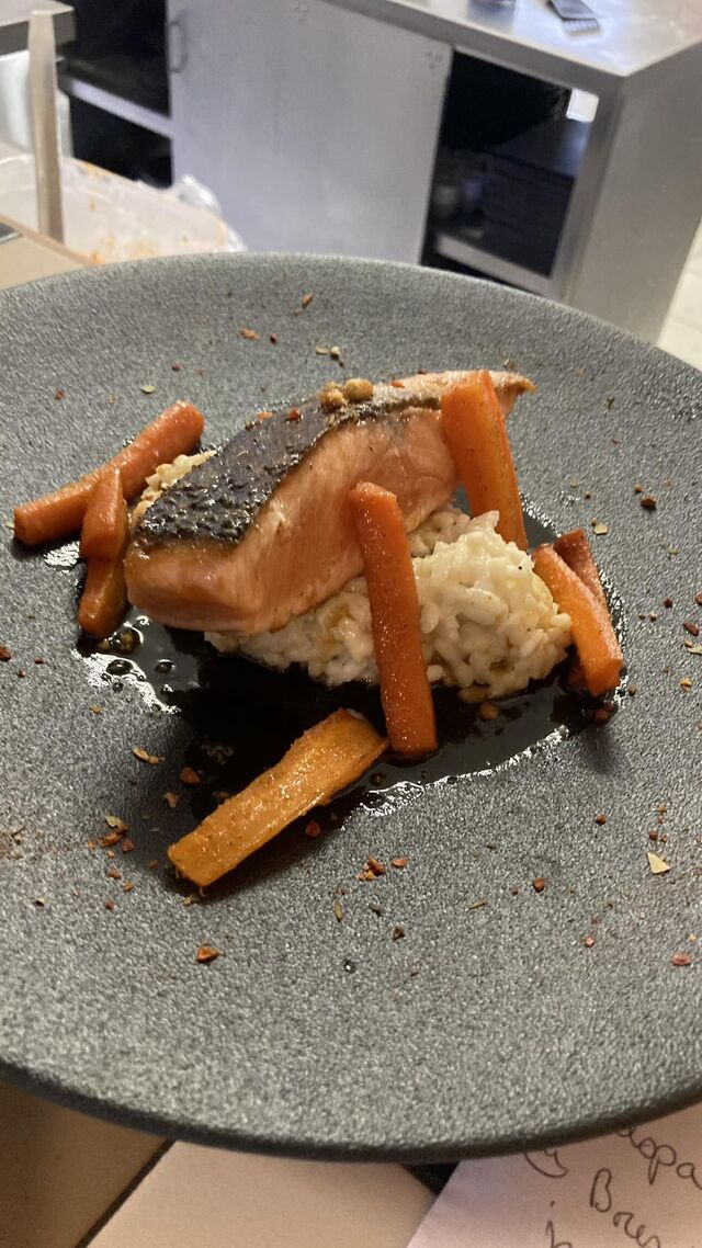 Pavé de saumon mi cuit, sauce soja, risotto aux courgettes, carottes glacée