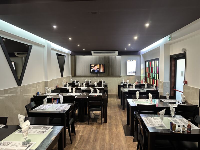 Salle du fond au restaurant pouvant accueillir jusqu'a 40 pers en disposant les tables en U