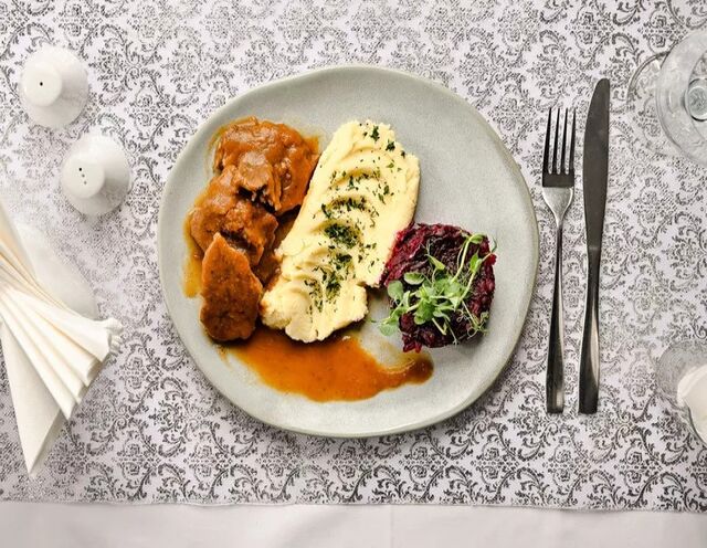 Policzki wołowe w sosie własnym, puree, buraczki zasmażane z nutą malin Alergeny (7) 49 zł