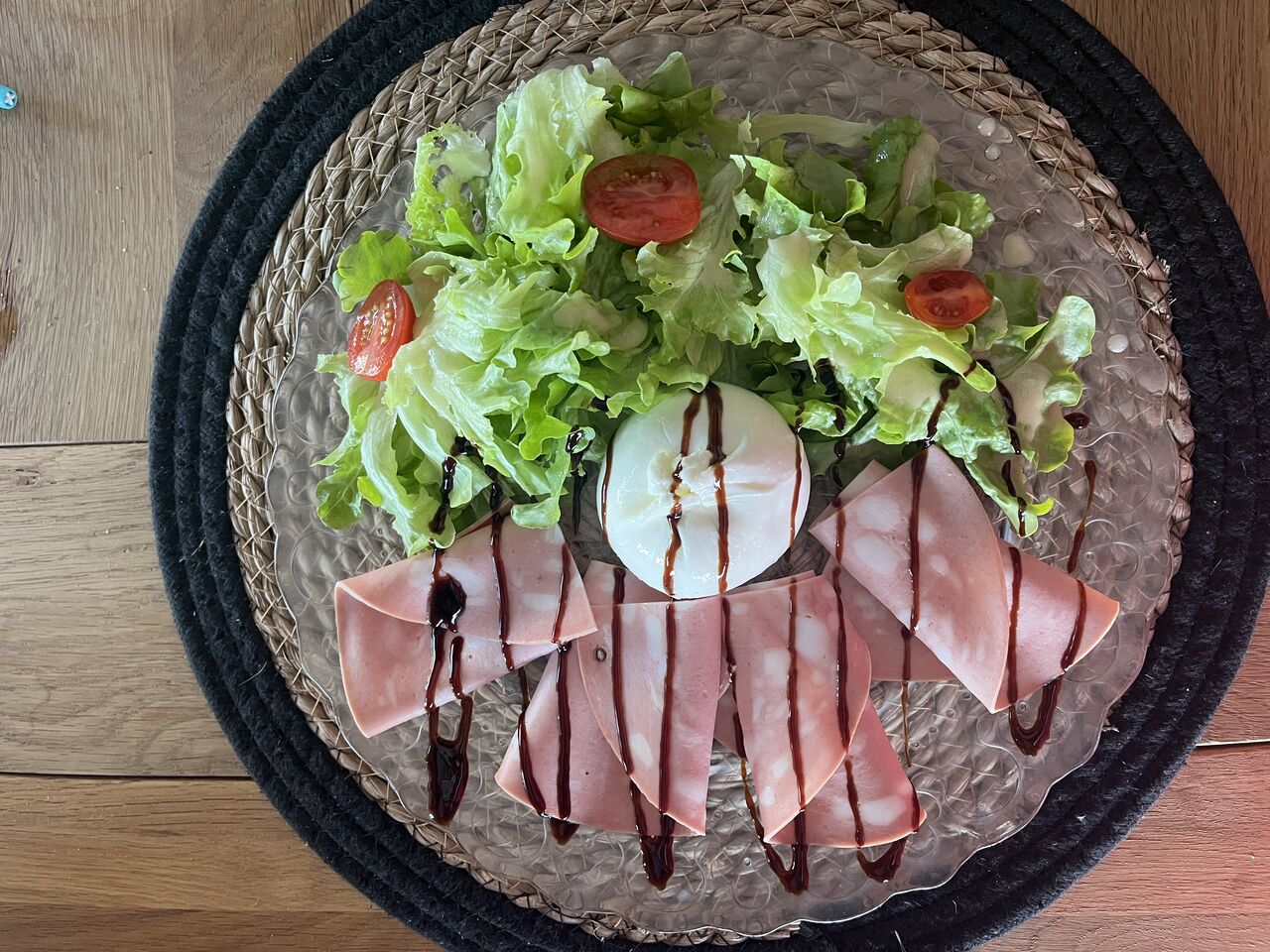 Burrata, salade, mortadelle huile de truffe ou pesto 