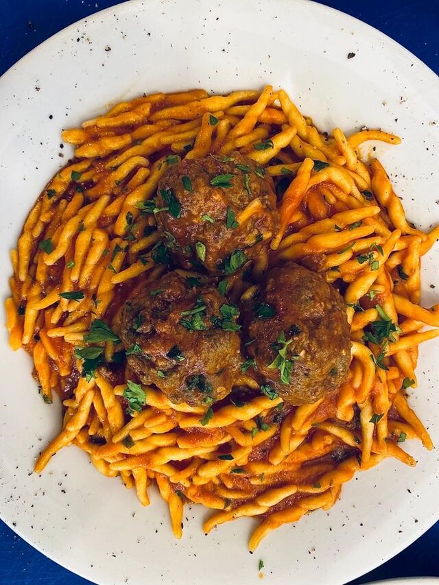 Pasta con polpette al sugo 