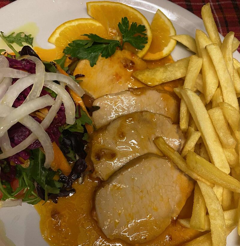 Lombo de Porco Assado c/ molho de Laranja, uma das Sugestões do Menu Executivo.