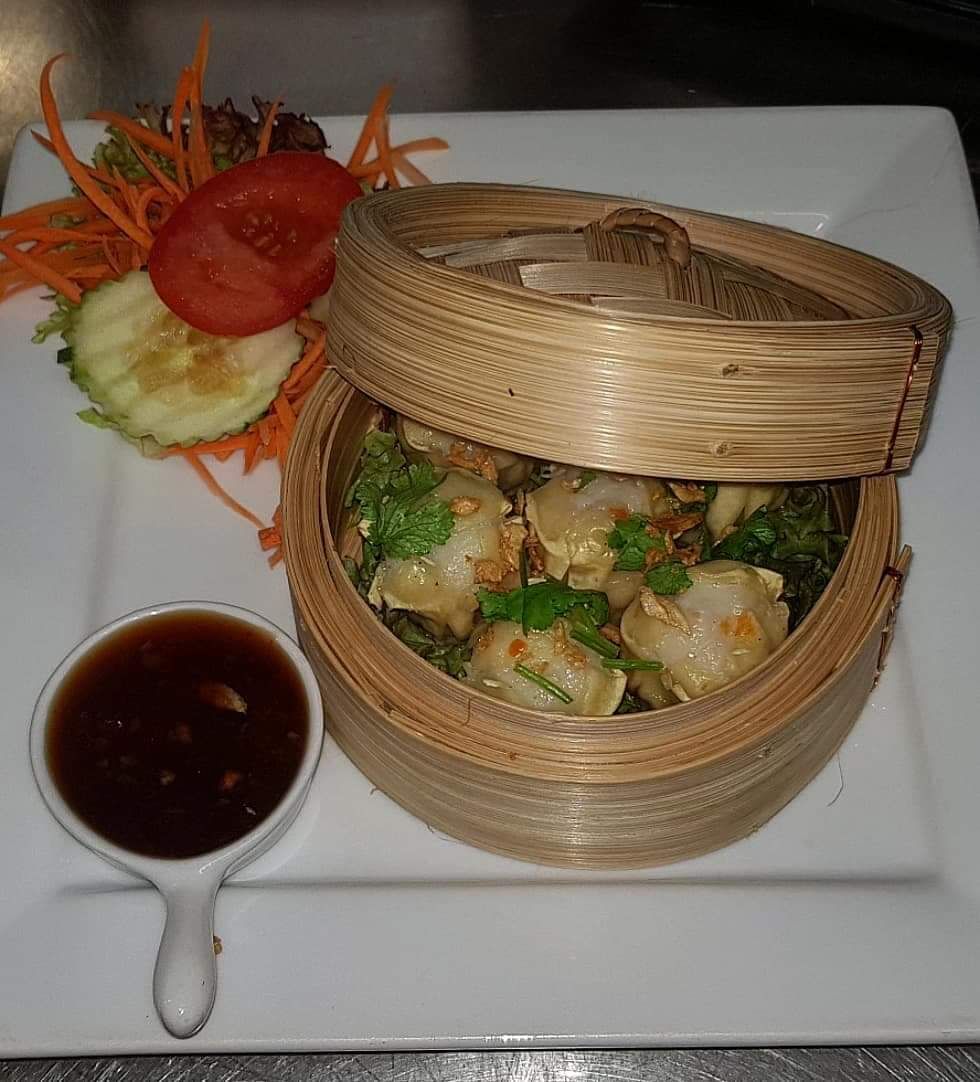 Nr. 8 Gestoomde dimsum met een huisgemaakte zwarte zoetzure saus 