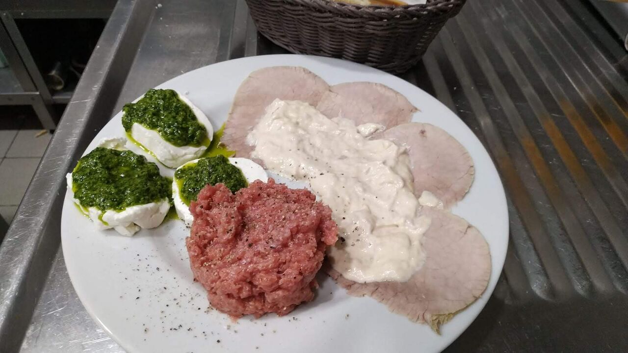 Antipasto Misto piemontese
Cruda Tonnato cotto a bassa temperatura e tomini con salsa al verde della casa