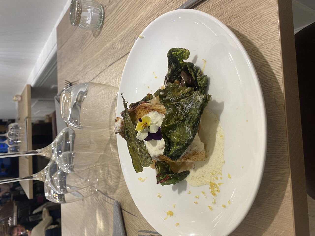 Le poisson du jour avec sa déclinaison de blette et son émulsion haddock