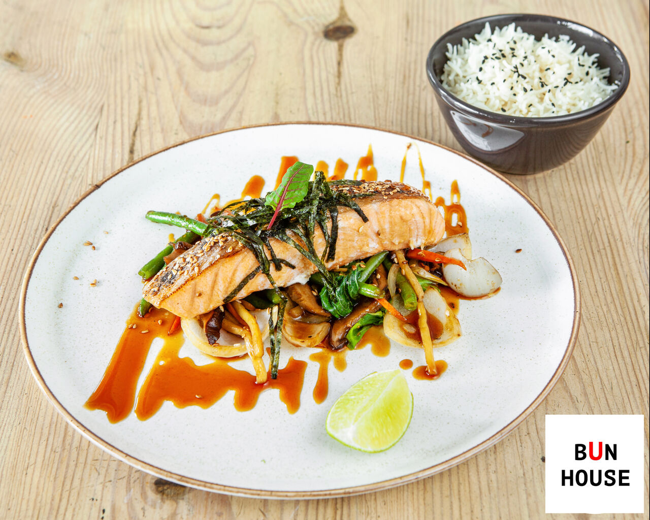 Glazurowany łosoś teriyaki podany z ryżem