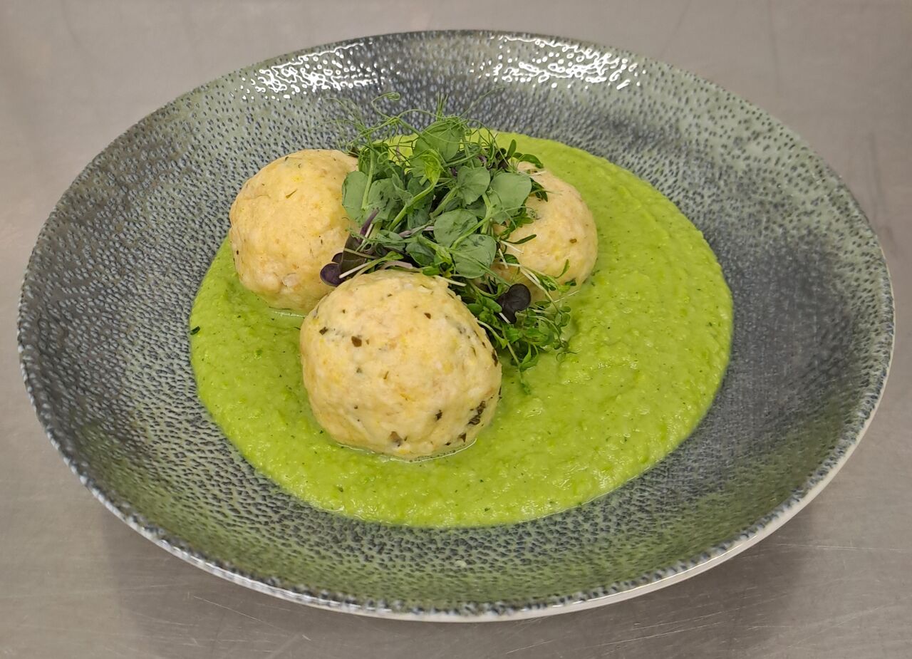 Zitronen-Frischkäseknödel mit Erbsenpüree