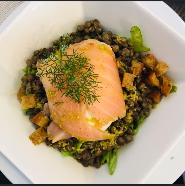 Salade de lentilles, saumon fumé, oeuf poché 