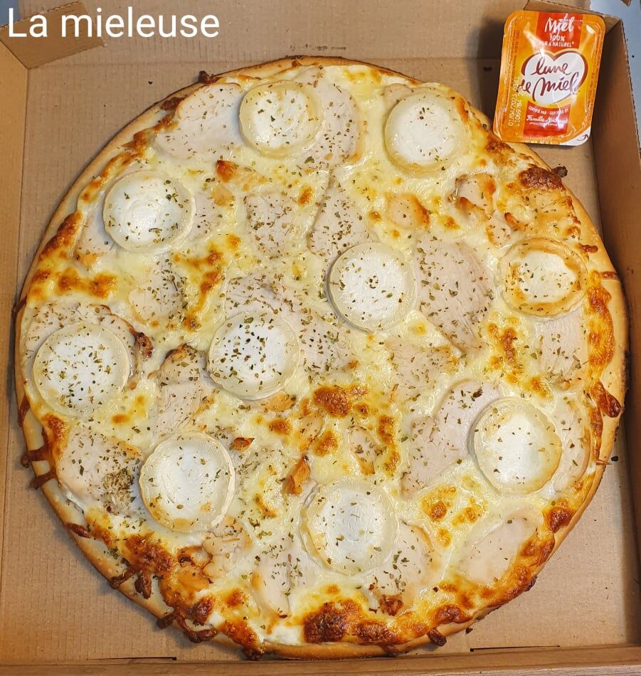 Base crème, mozza, poulet, fromage de chèvre, origan et coupelle de miel
