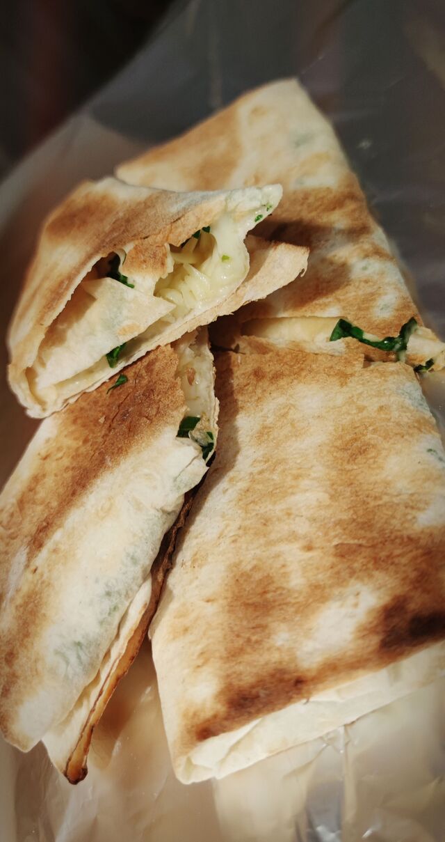 Лаваш з сиром та зеленню - хороший варіант доповнення смачної вечері.