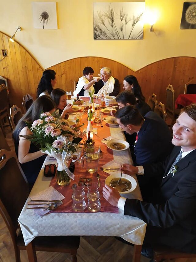 Před 50 lety zde tito manželé měli svatební hostinu. Jejich ZLATOU svatbu jsme stihli těsně před uzavřením restaurací 3/2020.