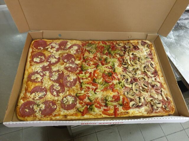 Familienpizza 60x40 Blech Salami/Vegetaria/Toscana