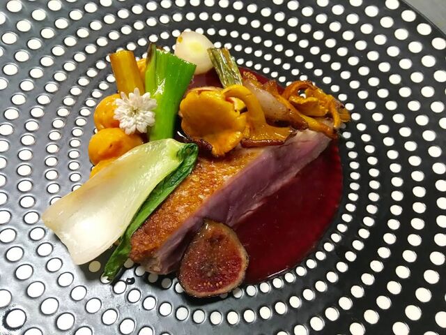  Magret de canard , jus aux figues et ses légumes de saison 