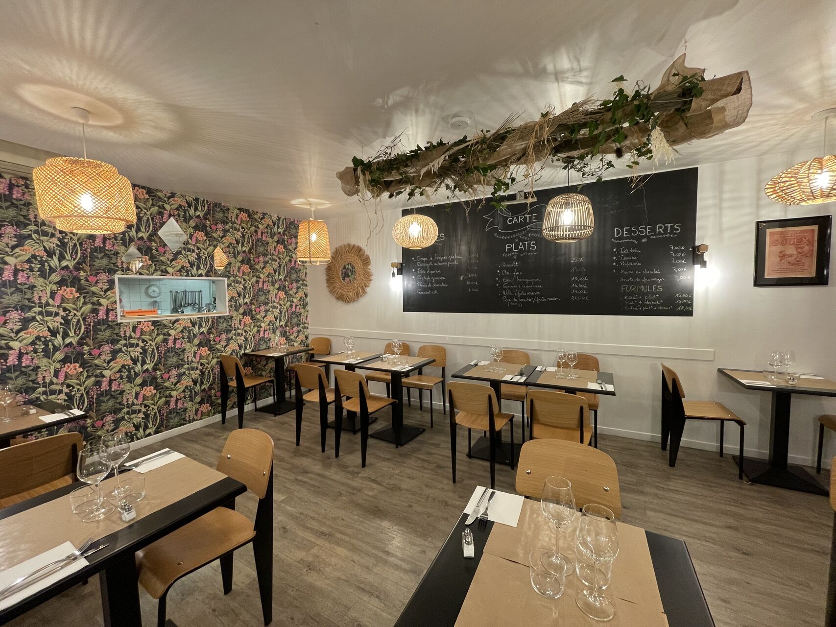 Bienvenue chez LES PIEDS SOUS LA TABLE !