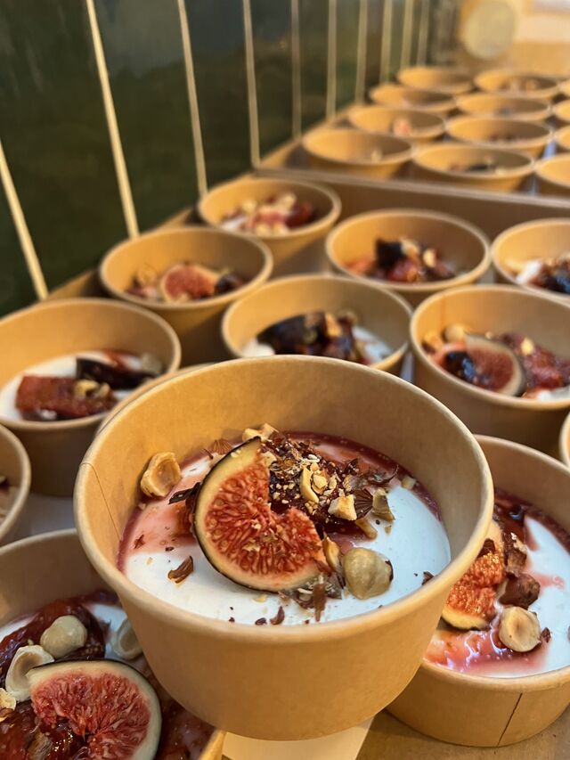 Mousse de chèvre, figue rôtie, magret fumé et noisette