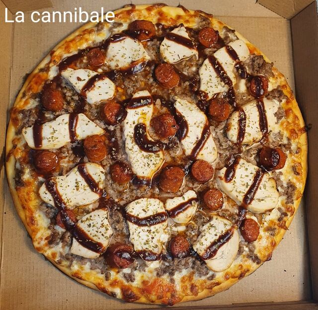 Base tomate, mozza, poulet, viande hachée, sauce BBQ, merguez, origan