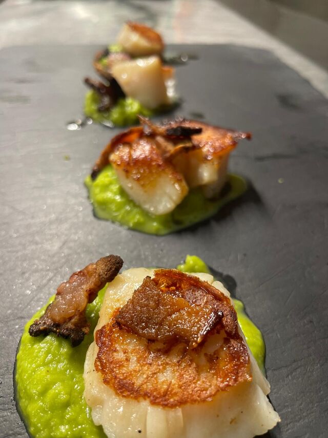 CAPESANTE SU CREMA DI PISELLI E GUANCIALE DI NORCIA CROCCANTE