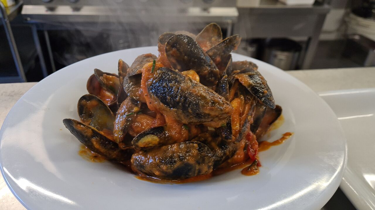 Muscheln In pikanter Tomatensoße 