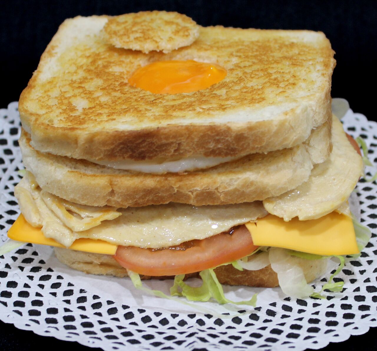 Sandwich vegetal de pollo con huevo