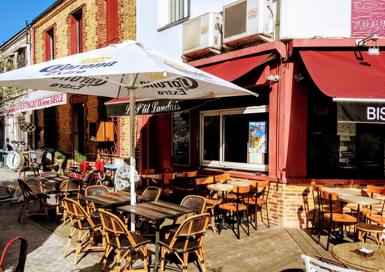 La terrasse en période estivale au p'tit landais en plein cœur des puces de Saint Ouen 