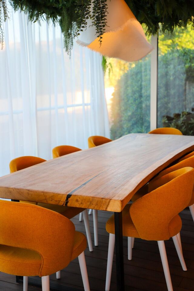 Nouvelle déco 2025, table en bois et fauteuils