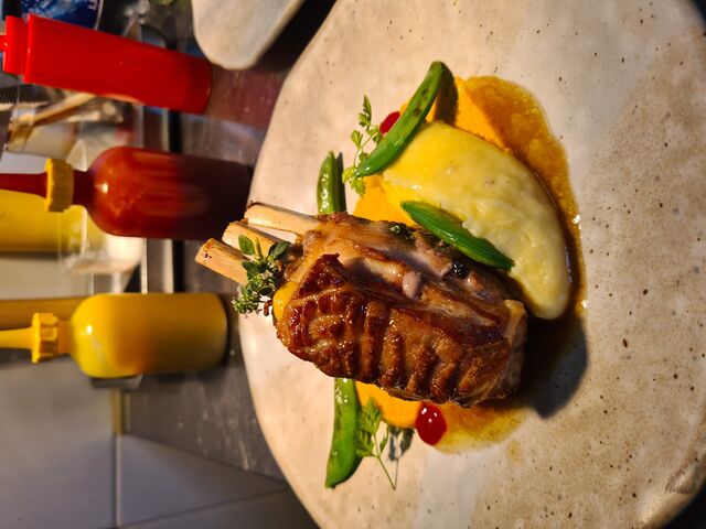 Carre D Agneau duo écrasé de pomme de terre et carotte jus thym Citron,miel 