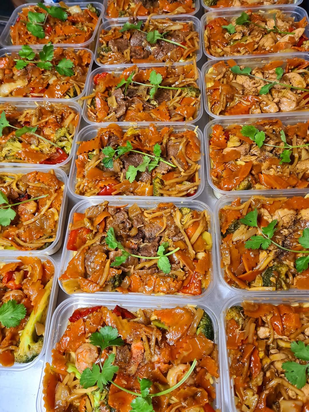 NOUILLES SAUTEES AUX POULET/BOEUF/CREVETTES