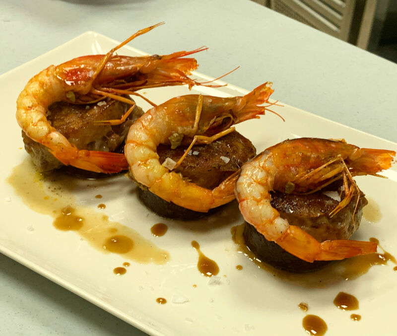 Manitas de cerdo sin trabajo con butifarra negra y gamba roja 