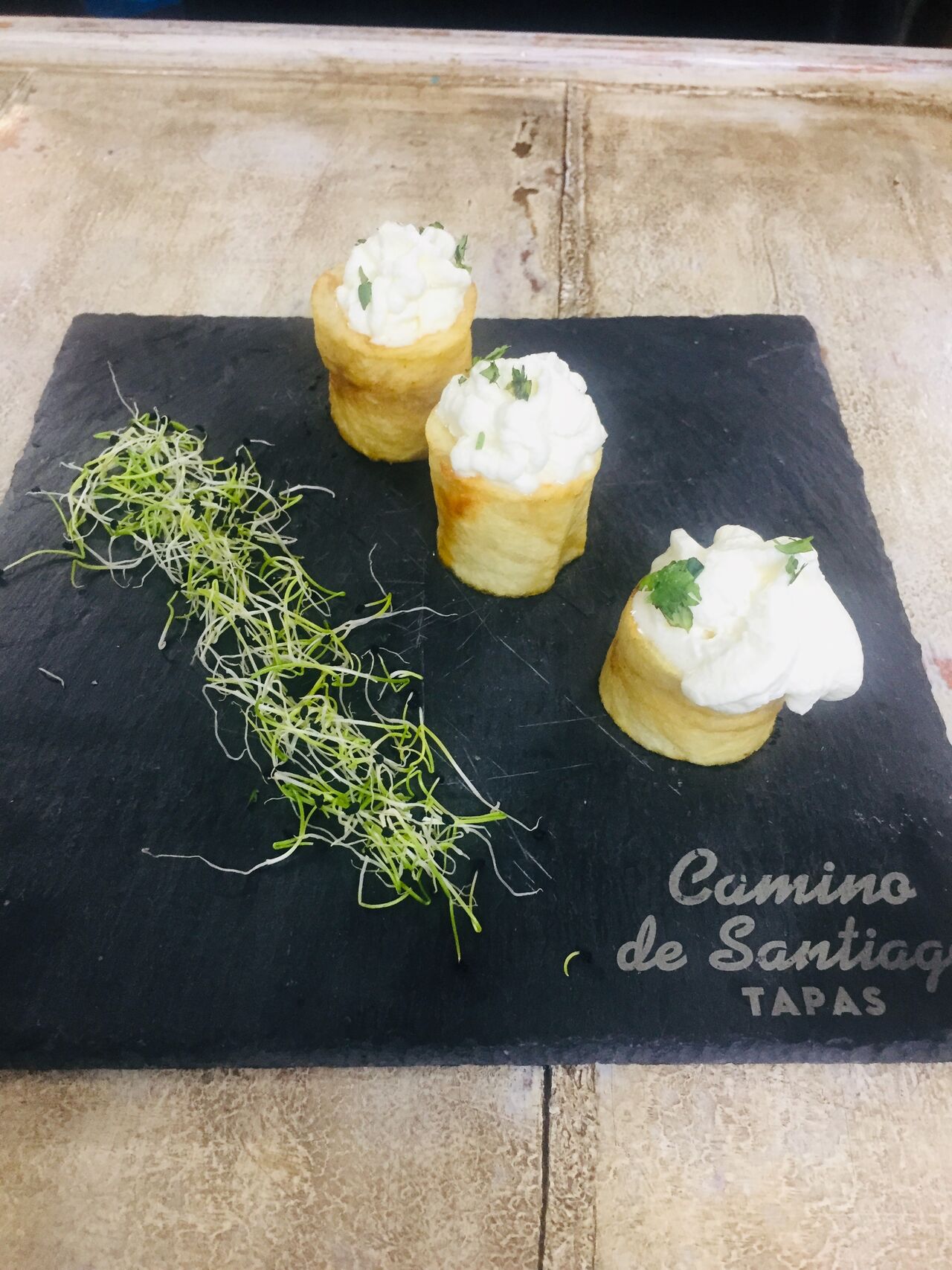 Papas bravas con mousse de alioli 