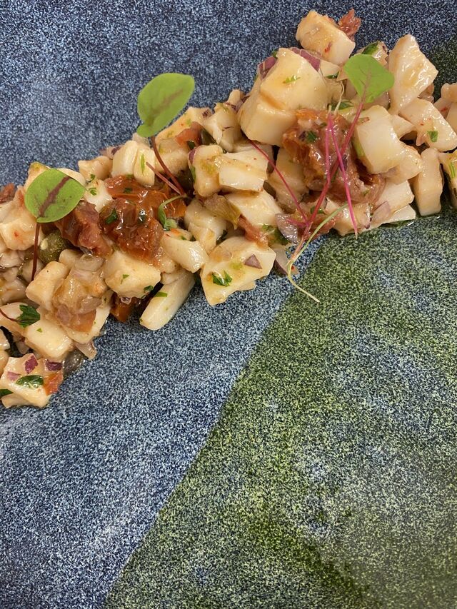 Tartare d’encornets, tomates confites et huile d’herbes
