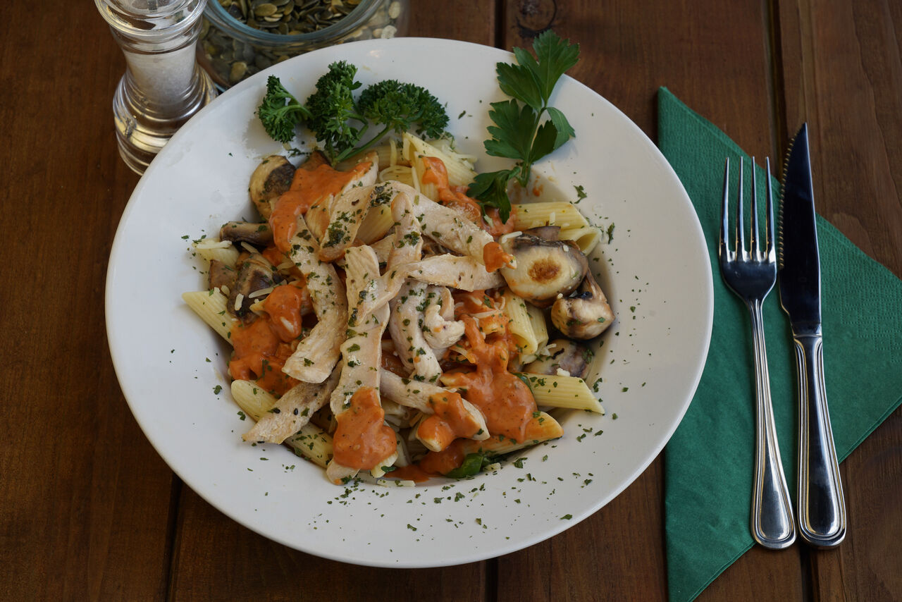 Penne Granada : Penne gigate met kip in gerookte saus