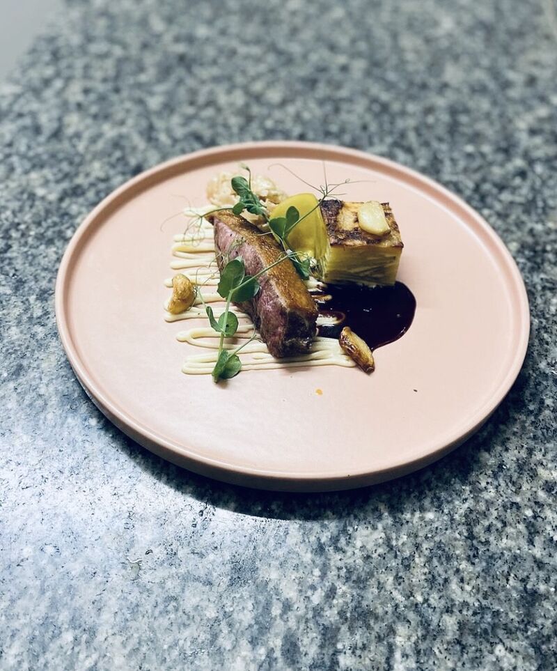 magret de canard pomme de terre en feuille a feuille crème d'ail jus de canard réduit