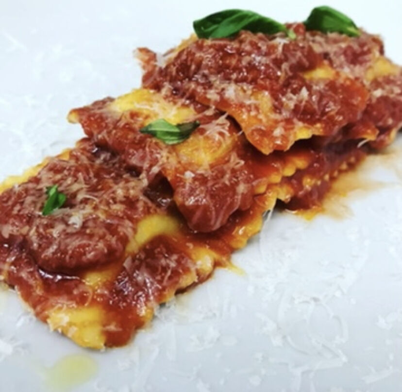 Ravioli ripieni di ricotta e spinaci al pomodoro e basilico 