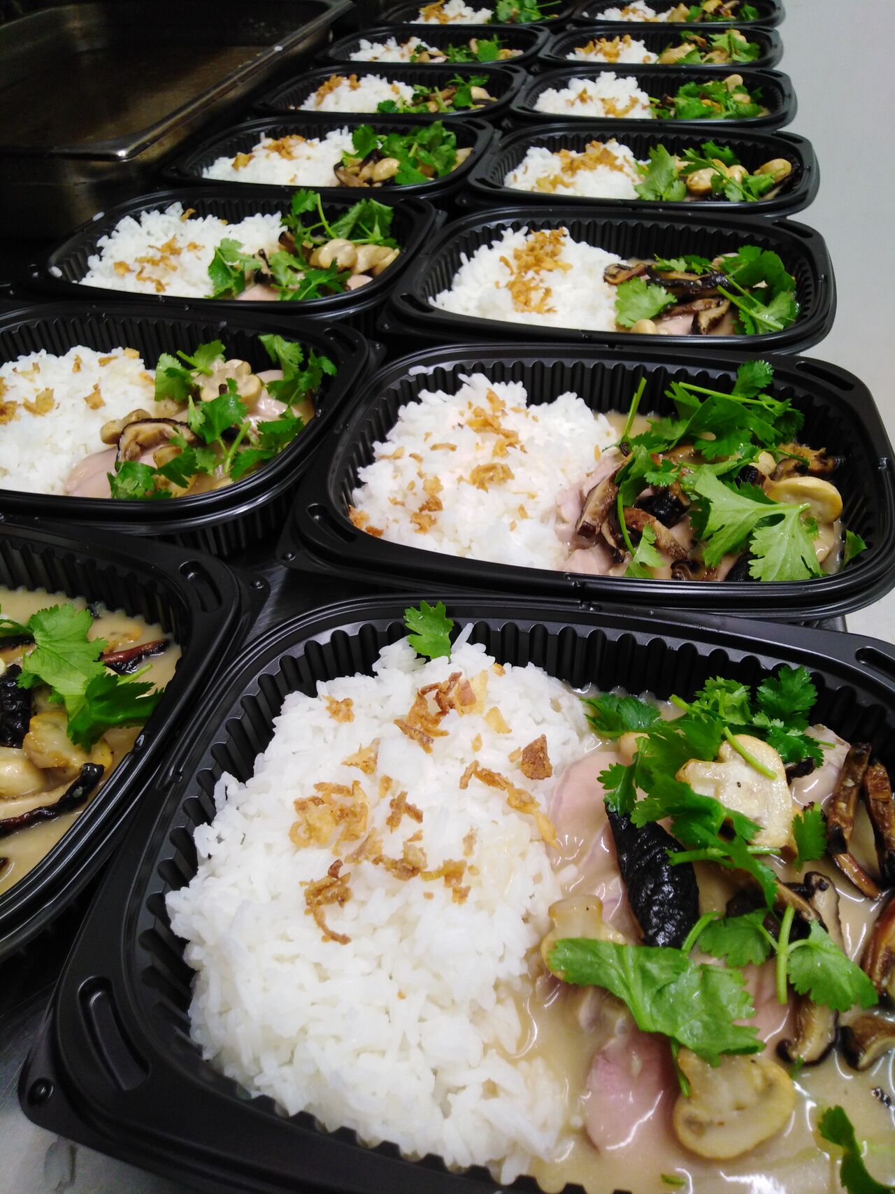 Plat du jour du 11 mars
filet mignon aux champignons de paris et shiitake grillé, crème a la sauce soja et riz thaï.
8.50 €