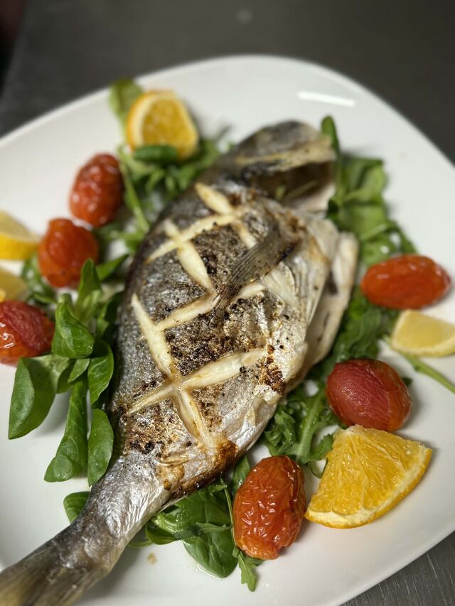 Grillowana dorada na sałatce 