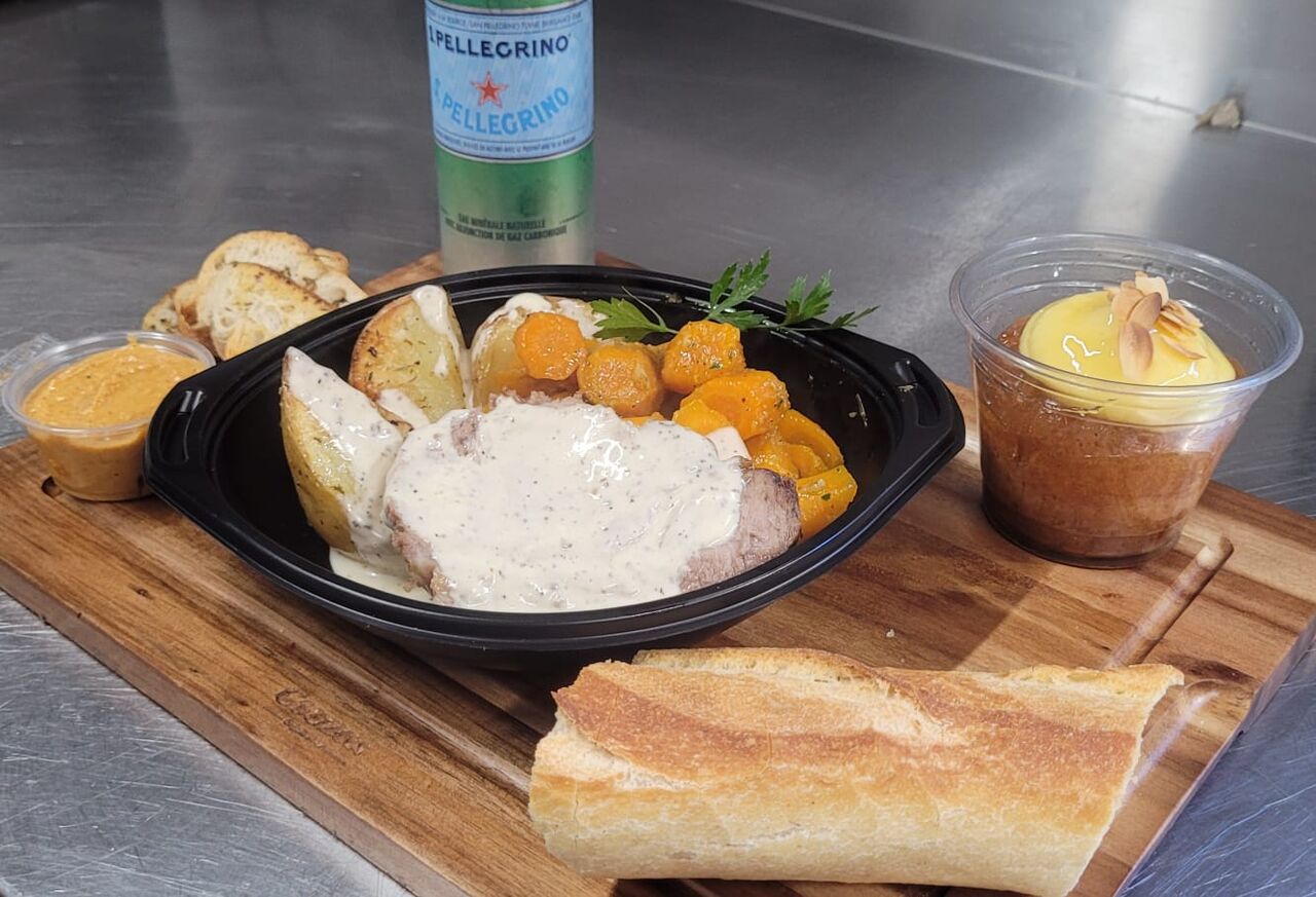 Rôti d'échine de porc et sa sauce au poivre, carottes Vichy et pommes de terre sautées 