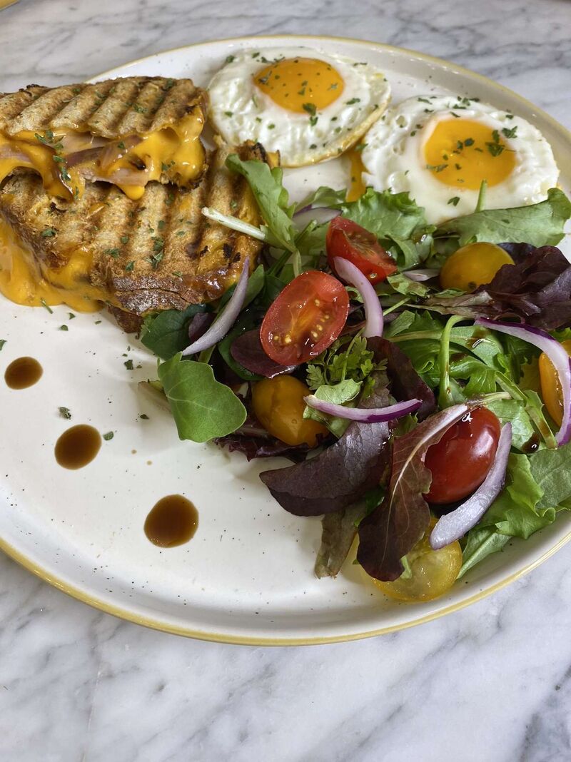Brunch côté salé : Le Crousty'cheese a ne pas louper, accompagné d'une petite salade et d'oeufs au plat.