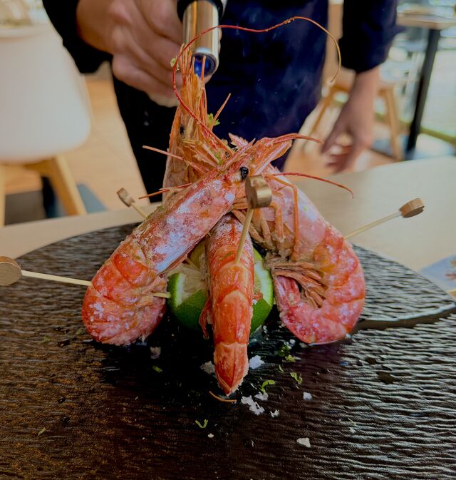 Gambones con toques cítricos flambeados