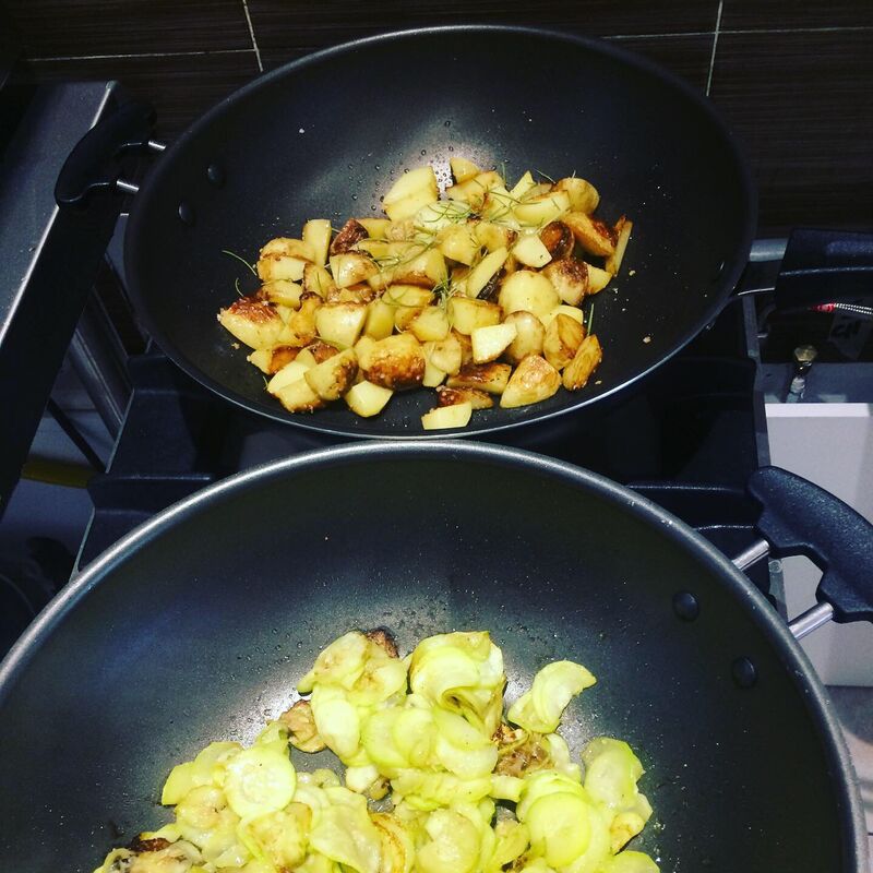 Préparation du poulet mariné sauce soja, curry et gingembre et pommes de terre au gros sel, ail et romarin 